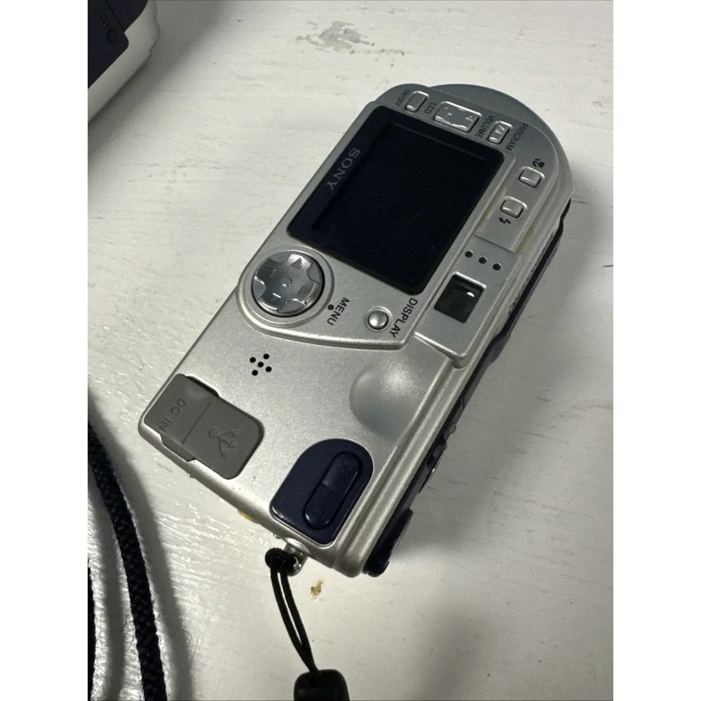 Lot‎ Of 2 Sony Cyber-shot DSC-P200 7.2MP Digital Camera - Silver - Untested +
